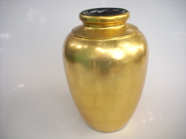 Gold vase in lacquerware